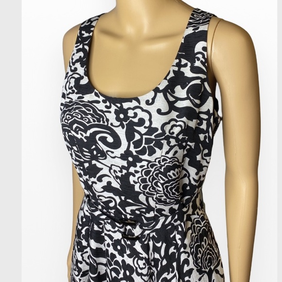 Cache
Black Sleeveless Scoop Neck Work /Office Dress 4 - Picture 6 of 11